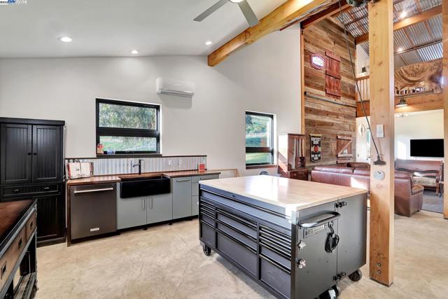 5135 Andrade Rd, Sunol CA: https://media.crmls.org/mediaz/1043b7b3-3c71-4908-a9c0-3341bde1600f.jpg