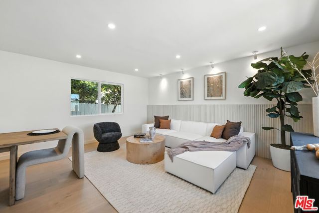 15727 Hartsook Street, Encino CA: https://media.crmls.org/mediaz/1043eab3-d5d2-4bf5-bf2b-a4ac6e85e3f7.jpg