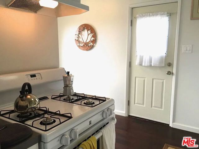 834 Laguna Avenue, Los Angeles CA: https://media.crmls.org/mediaz/10449ce4-f32a-46fc-9d8f-b7eeafcb54ca.jpg