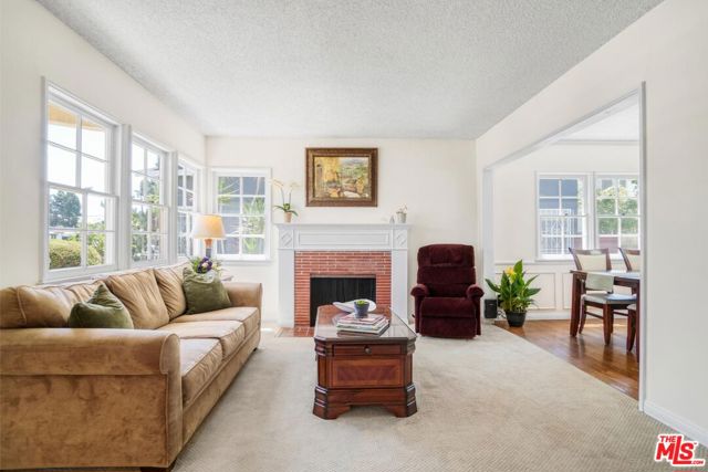 2577 Wellesley Avenue, Los Angeles CA: https://media.crmls.org/mediaz/1044e545-f963-43f1-8120-0b8532642b81.jpg