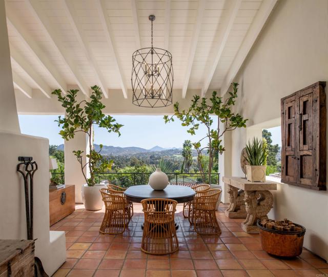 17484 El Vuelo, Rancho Santa Fe CA: https://media.crmls.org/mediaz/104535e3-83d8-4d09-a4e5-8ee0113ceebc.jpg