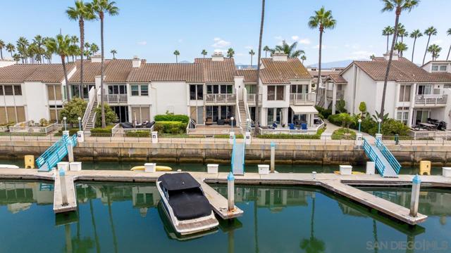 94 Kingston Ct W, Coronado CA: https://media.crmls.org/mediaz/1045633d-3def-4bdd-8e61-599a18e8a32a.jpg