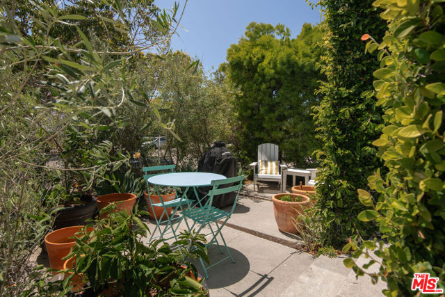 921 16th Street, Santa Monica CA: https://media.crmls.org/mediaz/10465313-e135-4002-9da1-4f1210421a8d.jpg