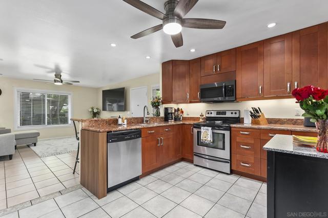 9952 N Magnolia Ave, Santee CA: https://media.crmls.org/mediaz/10472397-c49e-4108-af3a-b7a160891083.jpg