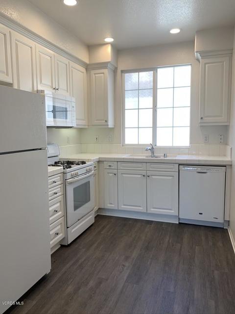 Detail Gallery Image 14 of 35 For 79 Palm Dr, Camarillo,  CA 93010 - 3 Beds | 3 Baths