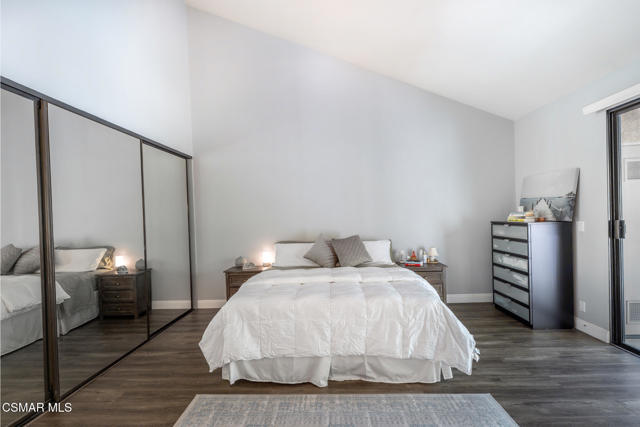 21901 Burbank Boulevard, Woodland Hills CA: https://media.crmls.org/mediaz/10487fb1-c29c-4411-85fd-82d3a4723c74.jpg