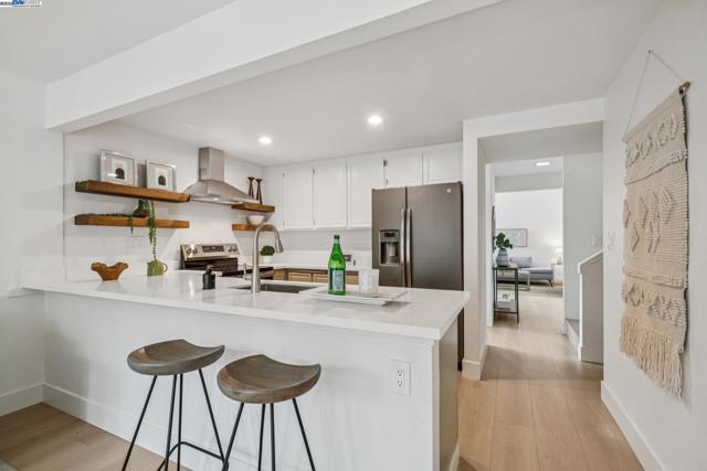 101 Carob Ln, Alameda CA: https://media.crmls.org/mediaz/10497d91-216b-4577-82fb-a61a47fd5e0d.jpg