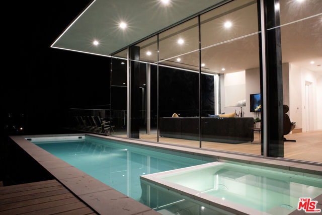 3925 Murietta Avenue, Sherman Oaks CA: https://media.crmls.org/mediaz/1049a802-2dbe-42bc-97be-bb2efc4966d9.jpg