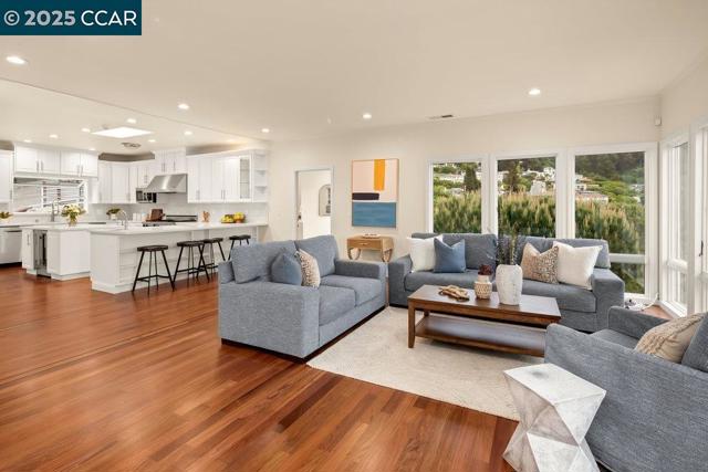 6585 Swainland Rd, Oakland CA: https://media.crmls.org/mediaz/104a301c-a278-4907-9d4f-f6ff7b43496d.jpg