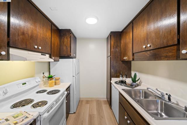 1327 Webster St, Alameda CA: https://media.crmls.org/mediaz/104b84cf-9305-4a71-b3b4-bf0f4b51dbbd.jpg