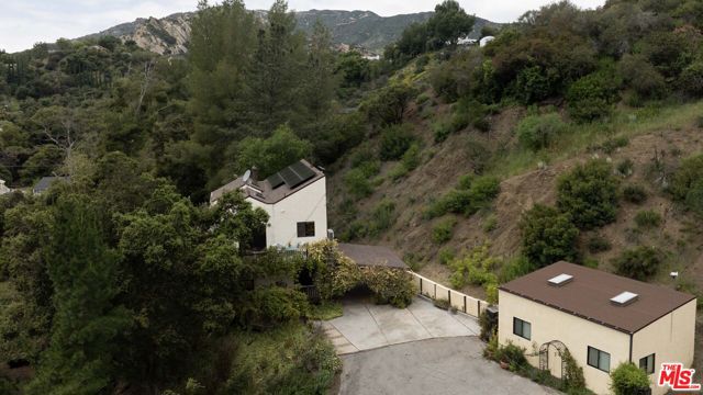 1639 Oak Drive, Topanga CA: https://media.crmls.org/mediaz/104bb0c5-5d02-4707-b3c8-7d4e535b81da.jpg