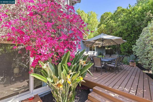 1020 Molad Ct, Concord CA: https://media.crmls.org/mediaz/104cfa7a-1bf6-4106-a8b2-b4d1b37f9738.jpg