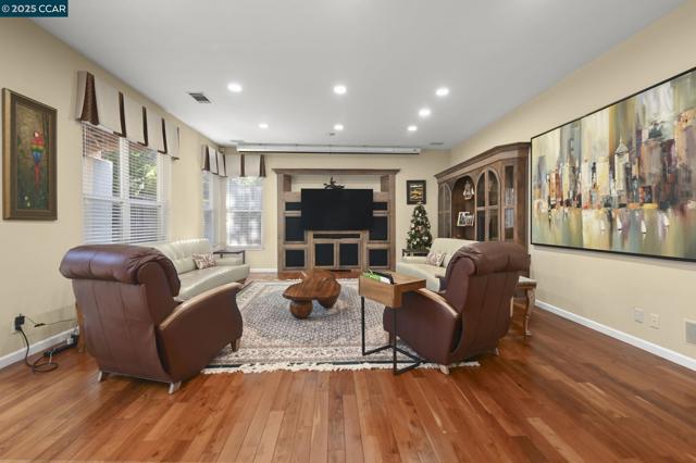 1105 Peacock Creek Dr, Clayton CA: https://media.crmls.org/mediaz/104d62fb-41cd-49e3-af08-0aae044af96a.jpg