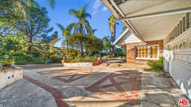 16645 Calneva Drive, Encino CA: https://media.crmls.org/mediaz/104dcdda-7715-442f-9007-ebf97ee4709f.jpg
