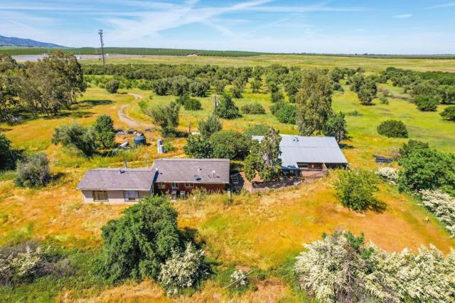 27643 County Road 88, Winters CA: https://media.crmls.org/mediaz/104dfd6e-a9ba-45fd-8edf-0096d3ba5f4d.jpg
