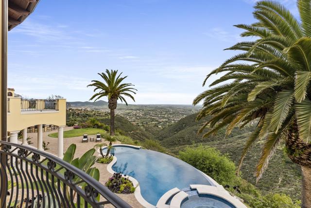 18233 Via Ambiente, Rancho Santa Fe CA: https://media.crmls.org/mediaz/104e03dc-30f4-4a60-a456-44dd11cc9ea8.jpg