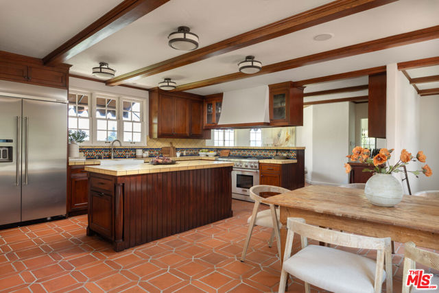 2311 Alto Oak Drive, Los Angeles CA: https://media.crmls.org/mediaz/104e328a-ab36-426e-a565-482c5032b277.jpg