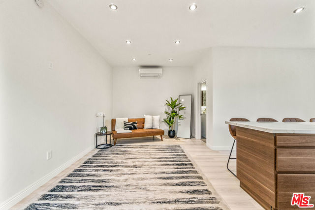 2315 Loma Vista Place, Los Angeles CA: https://media.crmls.org/mediaz/104e98f9-ee89-479e-958d-1e1e106bb2a4.jpg