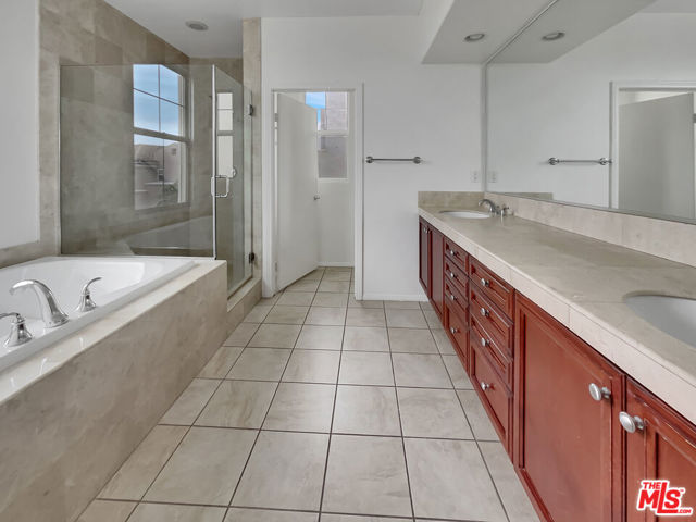 5692 Como Circle, Woodland Hills CA: https://media.crmls.org/mediaz/104ea14c-1f3c-47a1-b12c-1b5f4a63f4e3.jpg