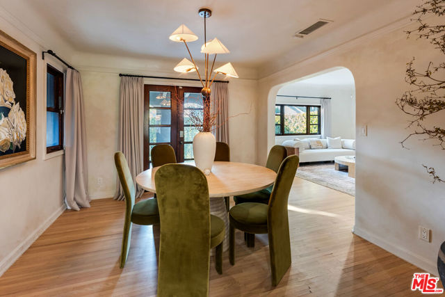 338 Westbourne Drive, West Hollywood CA: https://media.crmls.org/mediaz/104eba52-61ed-456a-95de-f7d1329b5f2d.jpg