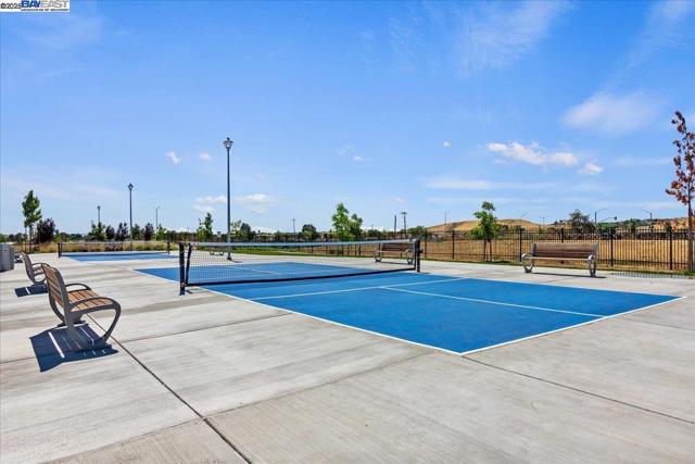 5352 Guenoc Valley Ln, Antioch CA: https://media.crmls.org/mediaz/104ebfe3-46e9-4d43-ba06-d05c209d9559.jpg