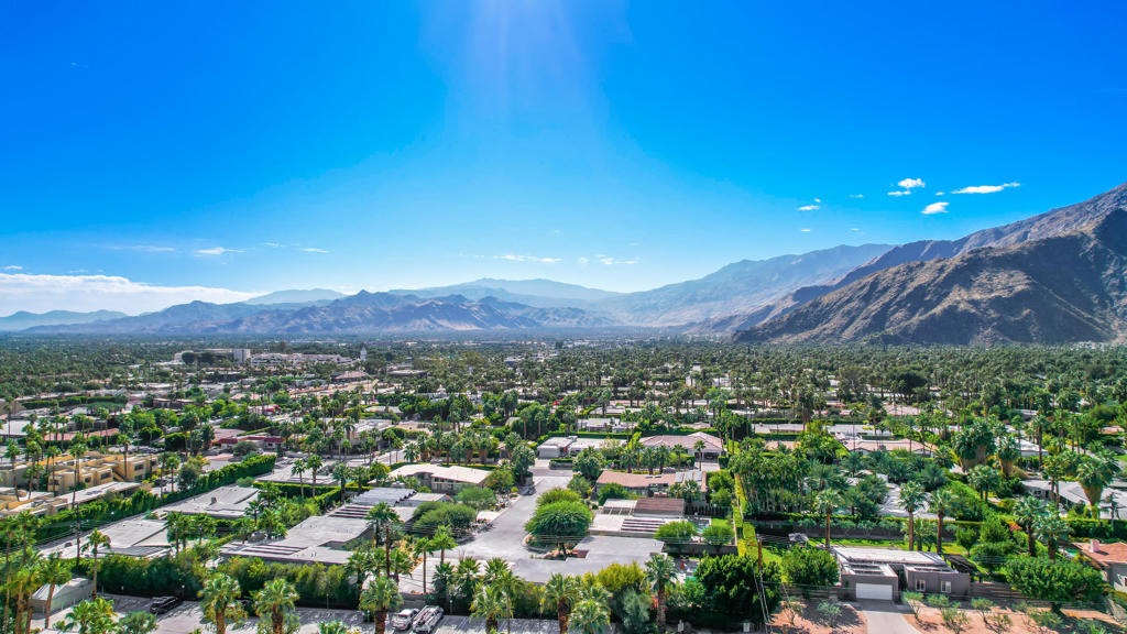https://media.crmls.org/mediaz/104ef3c2-27c1-4734-b034-cd6c8386b3e5.jpg?preset=X-Large