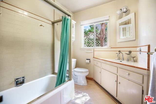 3007 W Clark Avenue, Burbank CA: https://media.crmls.org/mediaz/104feff6-0e34-447d-856c-868860d6c659.jpg