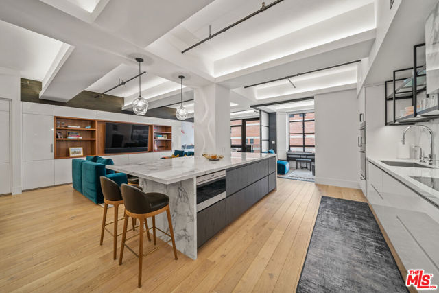 849 S Broadway, Los Angeles CA: https://media.crmls.org/mediaz/10516a71-58ec-4c16-98d4-35fa1b673bf2.jpg