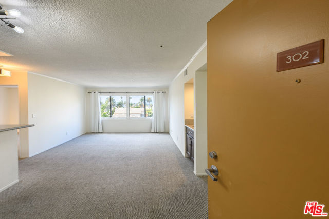 340 N Hayworth Avenue, Los Angeles CA: https://media.crmls.org/mediaz/10519842-74b7-4f16-b45f-38604ee68a9c.jpg