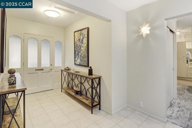 2900 Tice Creek Dr, Walnut Creek CA: https://media.crmls.org/mediaz/1051f142-46be-46bf-aa51-d52b38f2960e.jpg