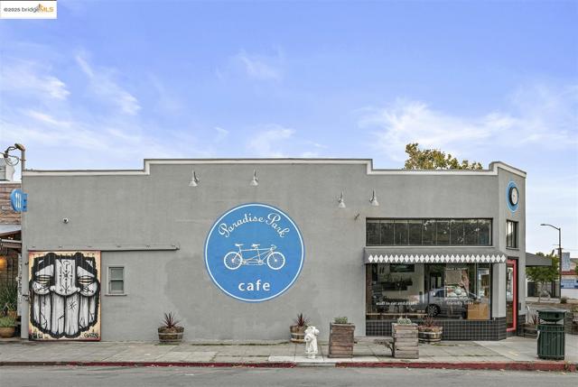 121 City Limits Cir, Emeryville CA: https://media.crmls.org/mediaz/1052b18b-1081-48c6-a8e3-274654510ebf.jpg