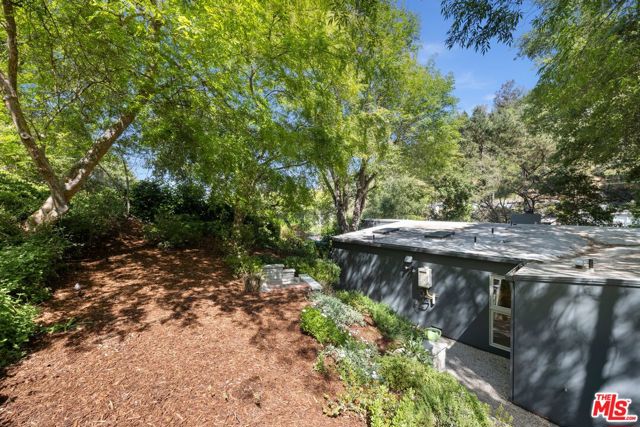 8811 Wonderland Avenue, Los Angeles CA: https://media.crmls.org/mediaz/1053c891-56c2-4031-9f80-9cf26250fea2.jpg