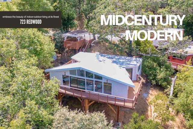 723 Redwood Rd, San Anselmo CA: https://media.crmls.org/mediaz/10542cc8-d8b5-4fed-8132-d7ef695b0180.jpg