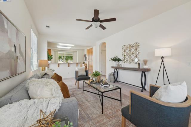 491 Central Park Pl, Brentwood CA: https://media.crmls.org/mediaz/10546647-271a-492c-863a-0dd61f6d159e.jpg
