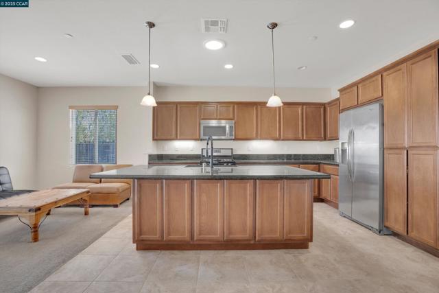 1030 Clear Lake Dr, Oakley CA: https://media.crmls.org/mediaz/1054df99-2a83-4a70-9ce3-438f1e03bdc7.jpg