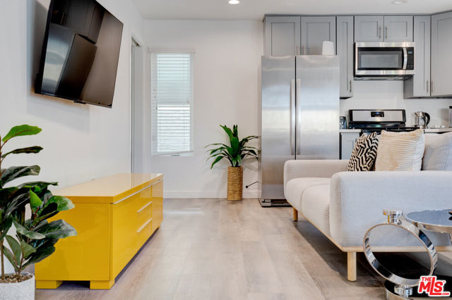 1875 W 20th Street, Los Angeles CA: https://media.crmls.org/mediaz/105596f6-d374-4ff5-a6ee-c5c1bac8a454.jpg