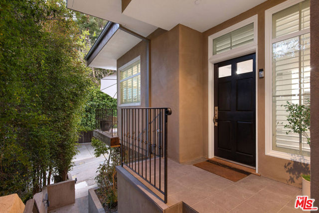 10523 Selkirk Lane, Los Angeles CA: https://media.crmls.org/mediaz/105609cc-eaa6-47c2-adb6-ffa1dc459522.jpg