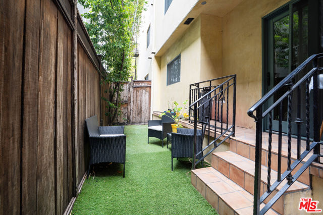 1331 N Sycamore Avenue, Los Angeles CA: https://media.crmls.org/mediaz/10564ad6-7f73-418c-835f-abf1dd2a7773.jpg