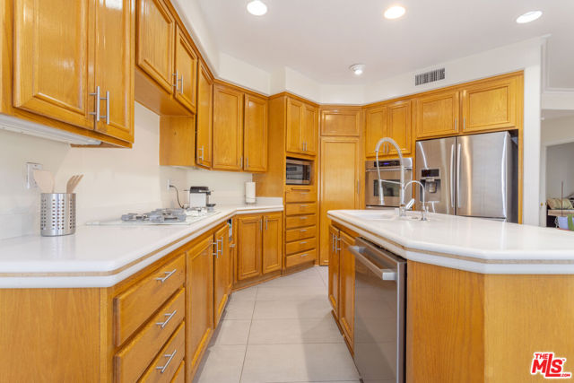 27350 Landon Place, Valencia CA: https://media.crmls.org/mediaz/10568918-9e4a-4744-b8ac-c9364644fac9.jpg