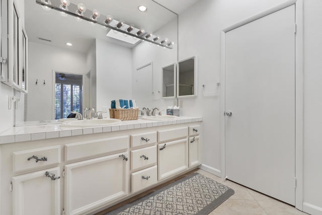 141 Lake Shore Drive, Rancho Mirage CA: https://media.crmls.org/mediaz/1057ada3-6e9d-48ad-8678-ba588510adae.jpg