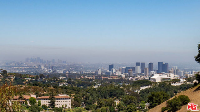 1510 N Tigertail Road, Los Angeles CA: https://media.crmls.org/mediaz/10580f22-ff9d-438d-b104-bb099b151f8f.jpg