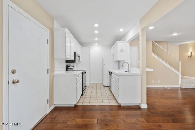 1228 Kirkford Way, Westlake Village CA: https://media.crmls.org/mediaz/1059c57d-7ab8-4579-a53d-78c9d9960804.jpg