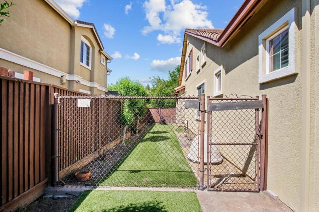 561 Branding Iron Street, Oakdale CA: https://media.crmls.org/mediaz/105b202c-7f53-4b4f-84f4-d25fb0ed6363.jpg