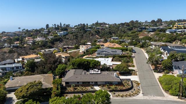 896 La Jolla Rancho Road, La Jolla CA: https://media.crmls.org/mediaz/105b9b62-182a-4a24-8c94-2d88a32da758.jpg