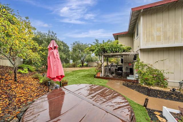 4 Harris Hill Drive, Novato CA: https://media.crmls.org/mediaz/105bbd7b-9c24-41f9-8391-70c974d5ac67.jpg