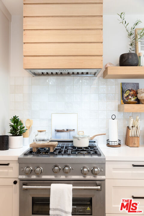 17 Sunset Avenue, Venice CA: https://media.crmls.org/mediaz/105cb404-50b9-4f5d-9742-aaf97a2576ae.jpg