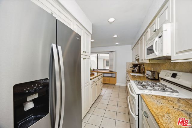 10229 Variel Avenue, Chatsworth CA: https://media.crmls.org/mediaz/105cd644-42a8-49f4-a307-09880d261104.jpg