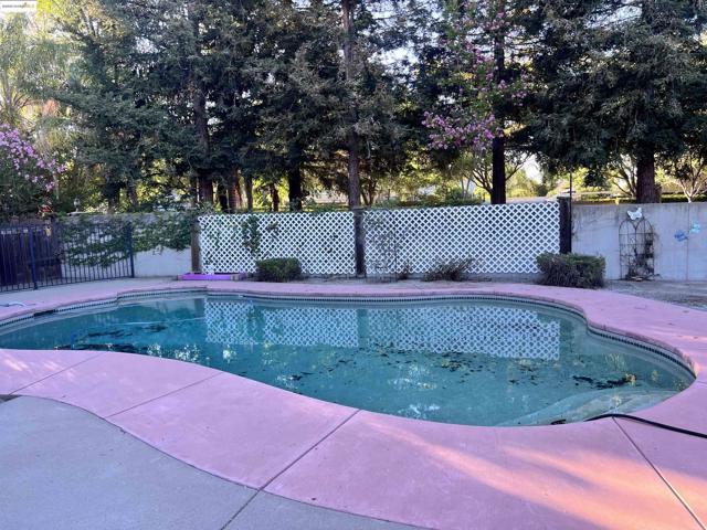19 LISA COURT, Brentwood CA: https://media.crmls.org/mediaz/105e5fed-11d3-48e1-8ca2-e399c2932fae.jpg