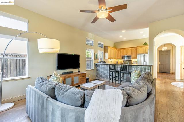 548 Gabriel Ct, Walnut Creek CA: https://media.crmls.org/mediaz/105ea634-e8ec-4421-88e9-d7911d131b1a.jpg
