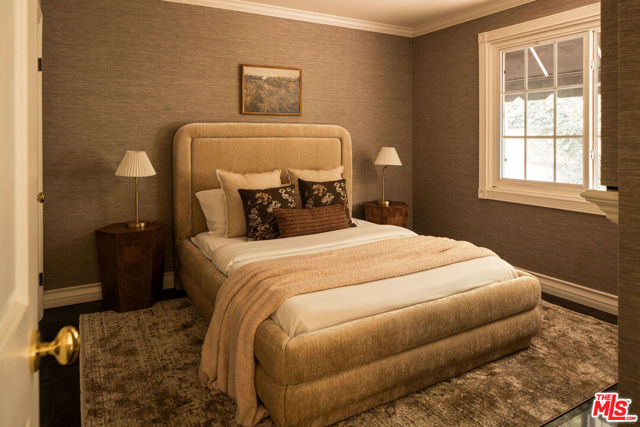 2533 Benedict Canyon Drive, Beverly Hills CA: https://media.crmls.org/mediaz/105f0399-52b6-4c6f-918b-54152fc71f17.jpg